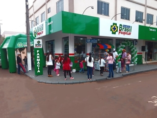 Reinauguração com troca de endereço da Farmácia Brasil Poupa Lar em Realeza agrada a população